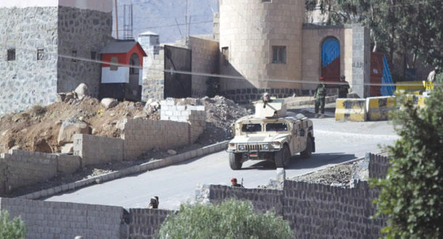 سيارة من قوات الحماية الرئاسية أمام مقر الرئيس هادي أمس (رويترز)