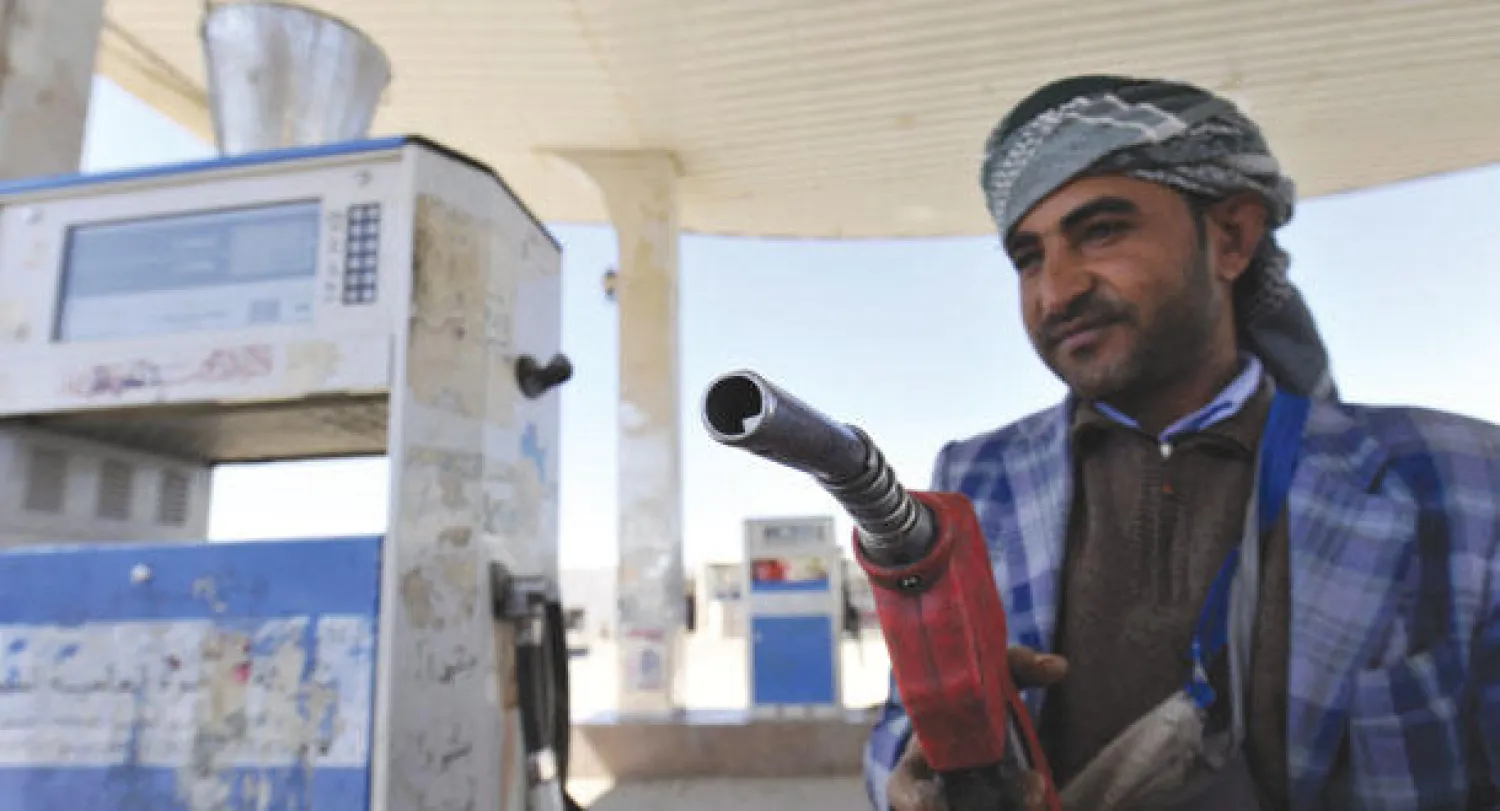 يمني في محطة بترول بالعاصمة صنعاء (إ.ب.أ)