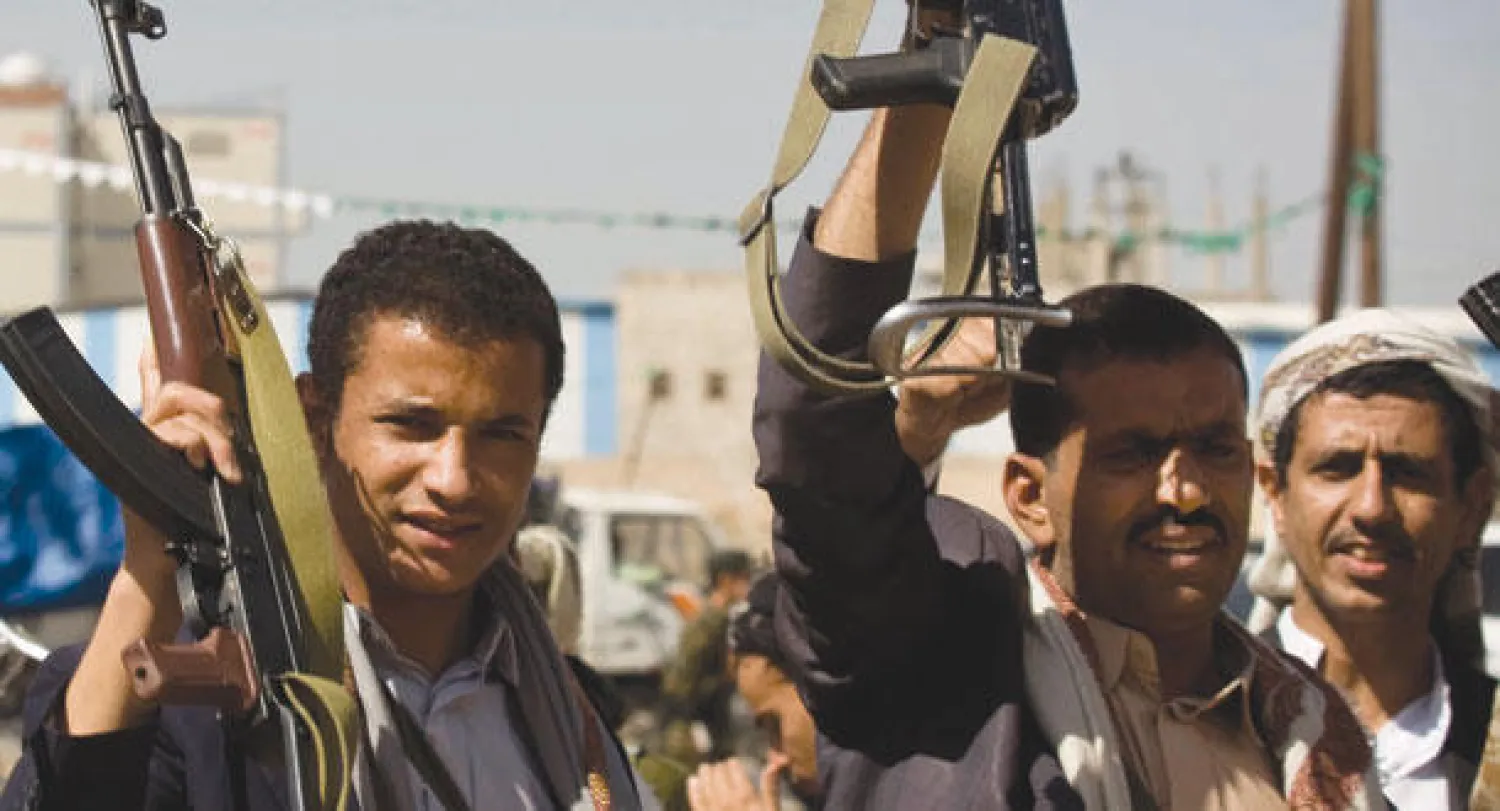 مسلحون حوثيون في محيط القصر الرئاسي في صنعاء أمس (أ.ب)