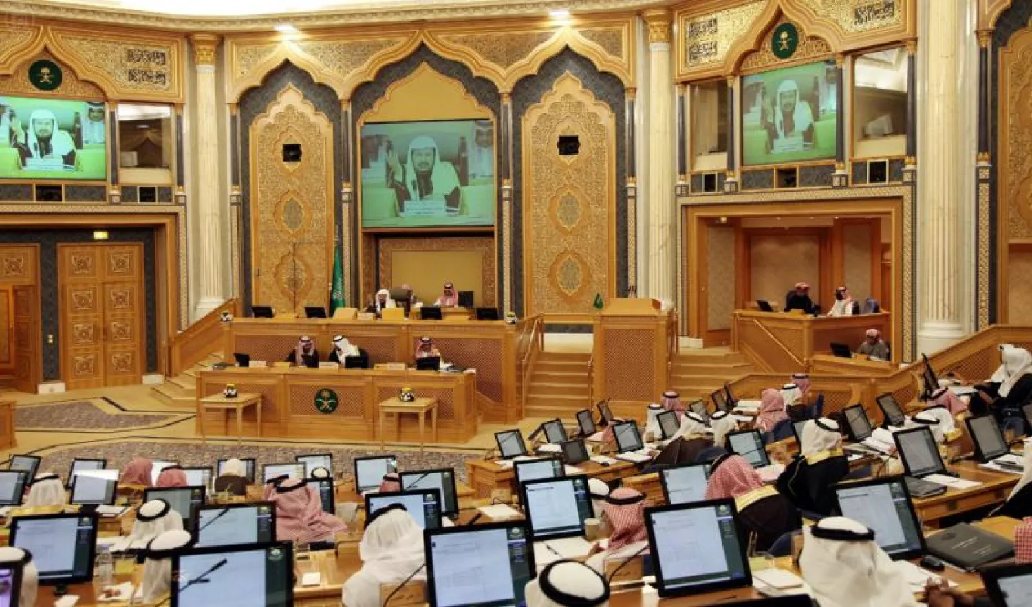 «الشورى» يطالب هيئة الطيران المدني البدء بتوظيف القوى النسائية في السعودية