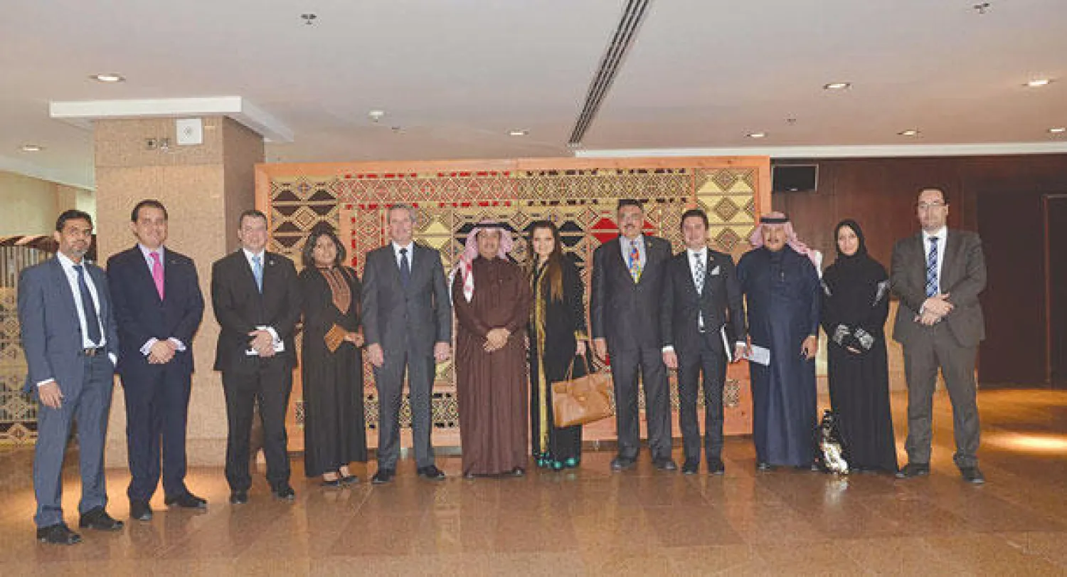 جانب من لقاء الوفد البرلماني المكسيكي بقطاع الأعمال في مجلس الغرف السعودية بالرياض أمس («الشرق الأوسط»)