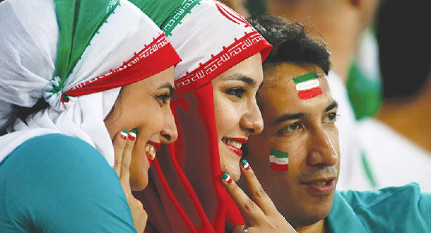 إيرانيون يلتقطون صورة {سيلفي} خلال مباراة منتخب بلادهم أمام الإمارات أمس