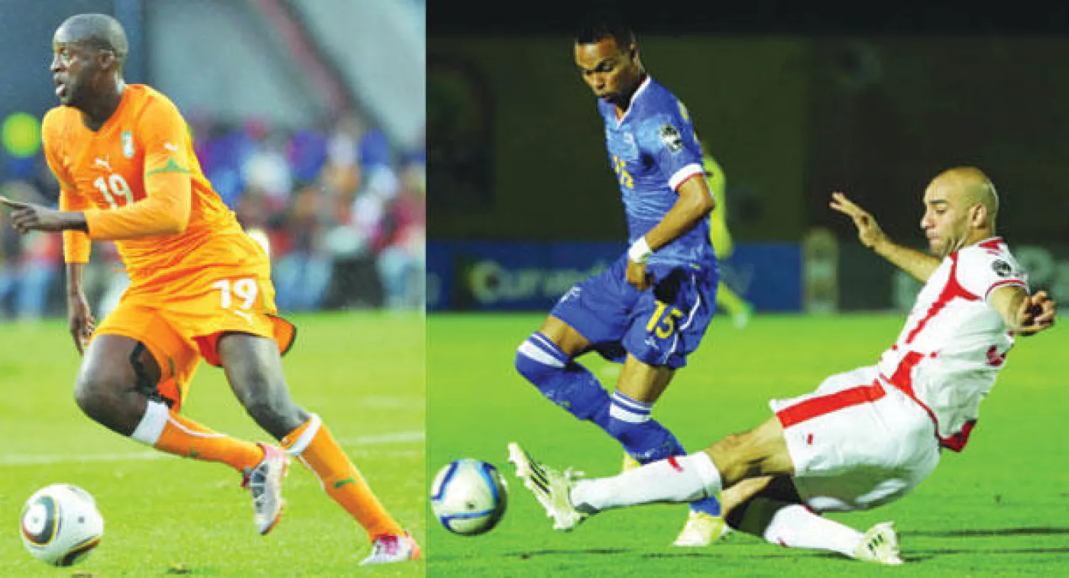 صراع على الكرة بين التونسي عبد النور (يمين) وروخا لاعب الرأس الأخضر (أ.ب)  -  يايا توريه يقود كتيبة المحترفين بساحل العاج من أجل حلم الفوز باللقب