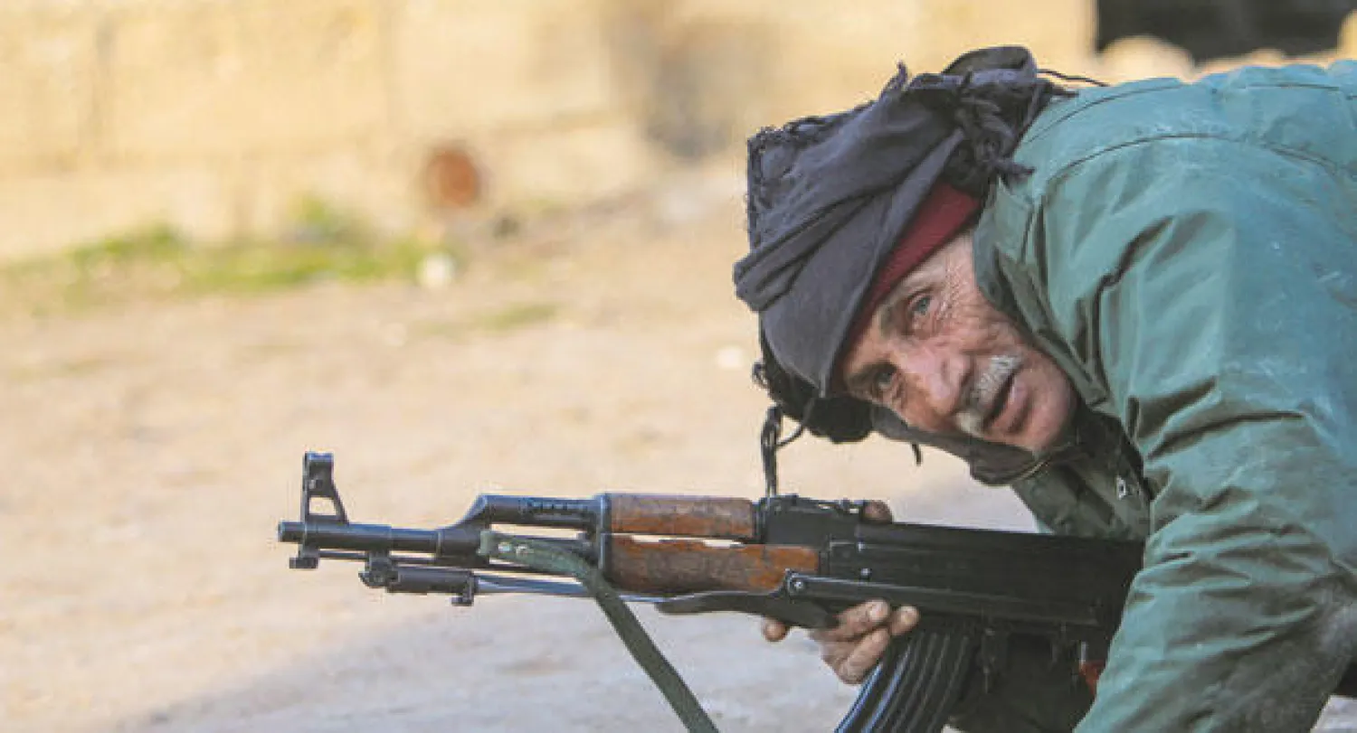 مقاتل من وحدة حماية الشعب الكردية يتخذ موقع القتال ضد مقاتلي «داعش» في كوباني (رويترز)