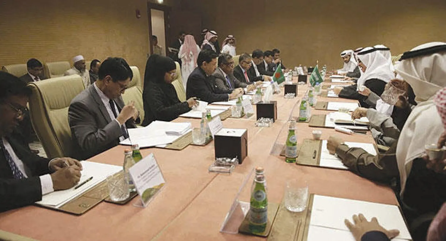جانب من المباحثات بين وزيري العمل السعودي والبنغلاديشي أمس الثلاثاء في الرياض («الشرق الأوسط»)