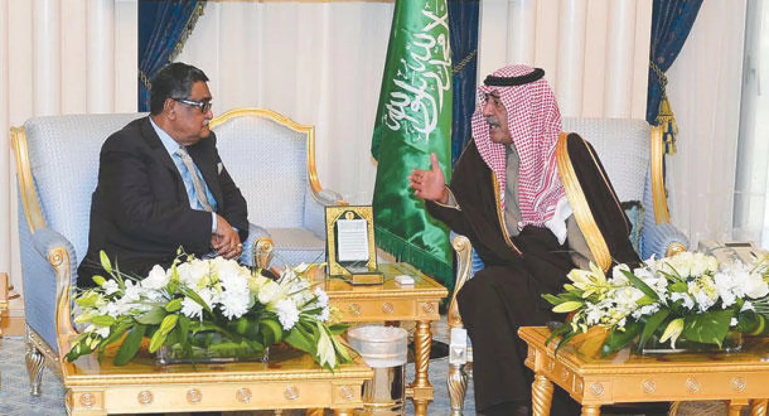 الأمير مقرن بن عبد العزيز ولي ولي العهد السعودي لدى لقائه وزير رعاية المغتربين البنغلاديشي (واس)