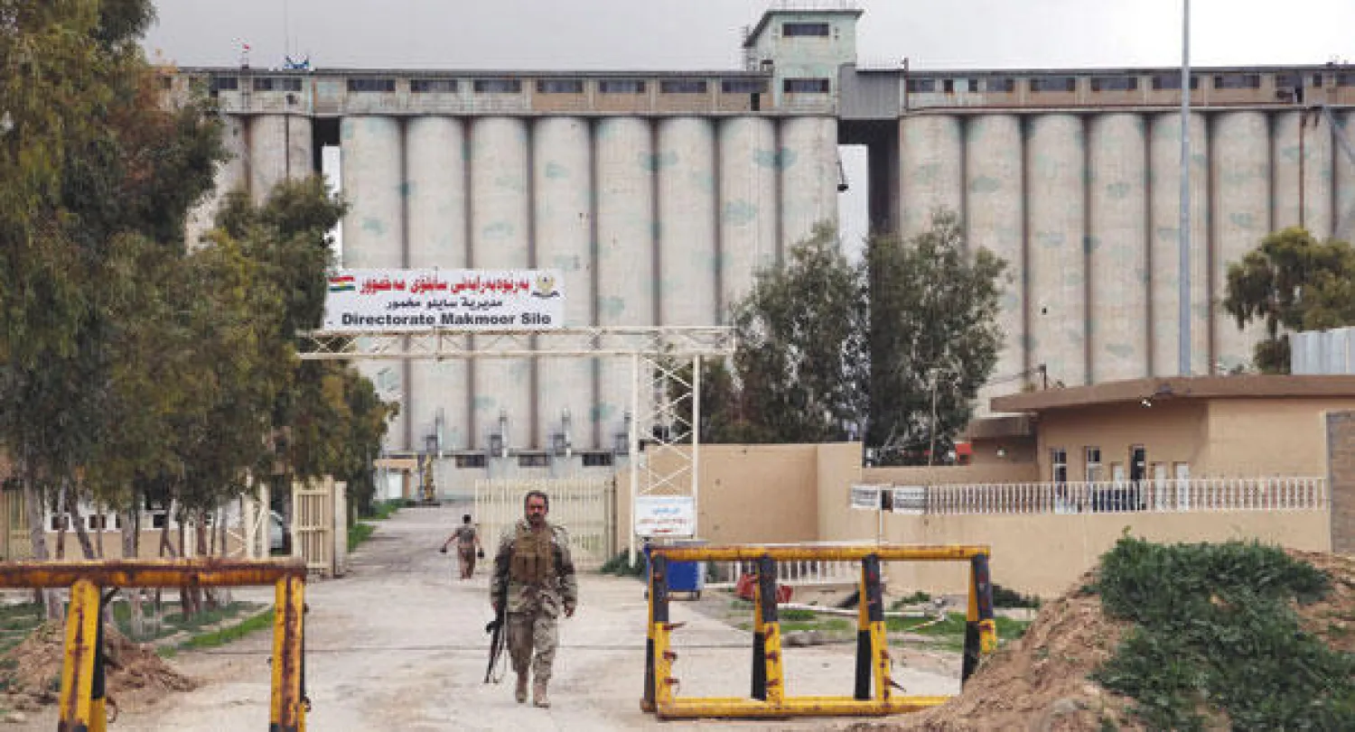 مقاتل في قوات البيشمركة قرب سايلو حبوب ببلدة مخمور التي تسيطر عليها القوات الكردية (رويترز)