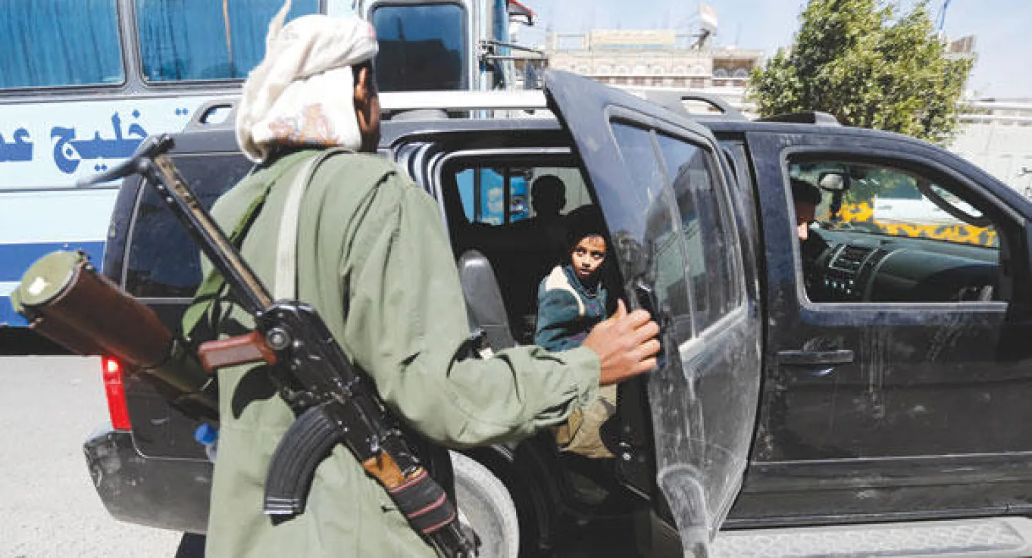 حوثي يتفقد سيارة في إحدى نقاط التفتيش التي أقاموها في صنعاء أمس (رويترز)