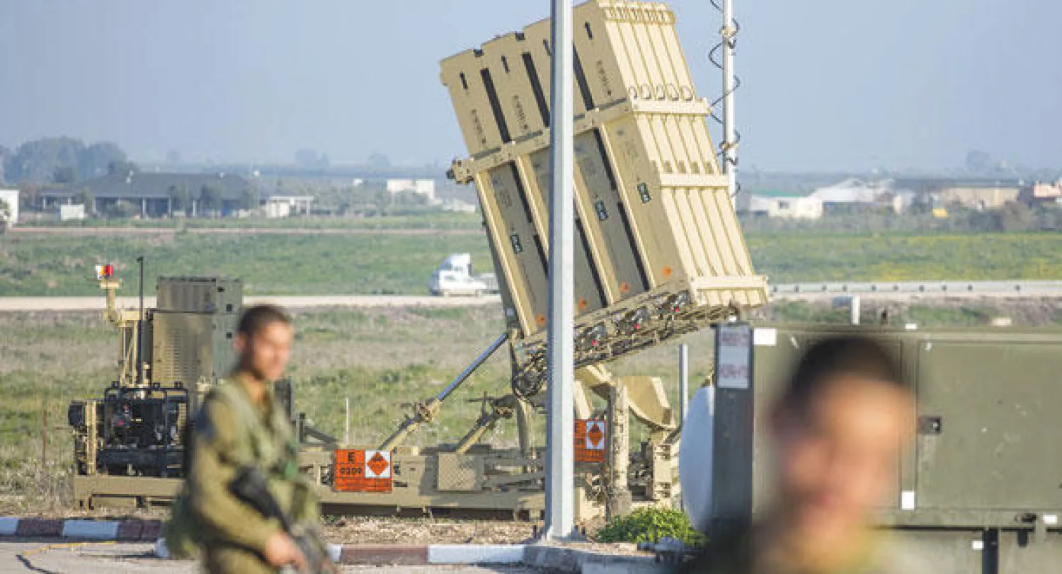 جنود إسرائيليون في الجولان المحتلة يتحركون قرب القبة الحديدية المصممة لصد الصواريخ قصيرة المدى (أ.ف.ب)