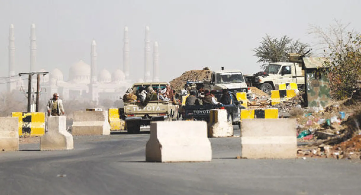 مقاتلون حوثيون أمام حواجز تابعة للحرس الرئاسي في منطقة تطل على القصر الرئاسي بصنعاء أمس (رويترز)