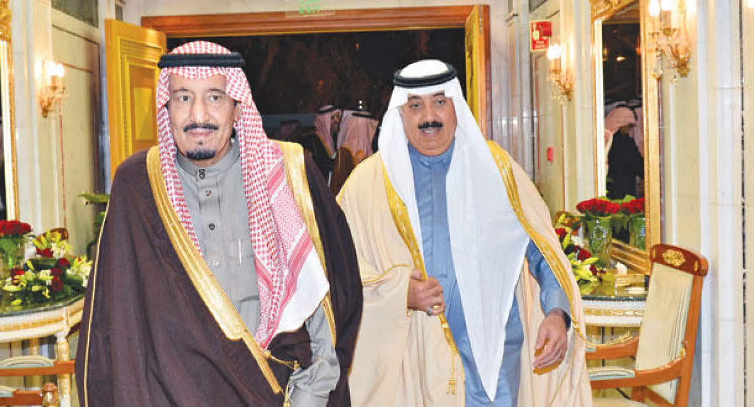 الأمير سلمان بن عبد العزيز ولي العهد لدى وصوله للمدينة الطبية للاطمئنان على صحة خادم الحرمين الشريفين فيما كان الأمير متعب بن عبد الله في مقدمة مستقبليه (واس)