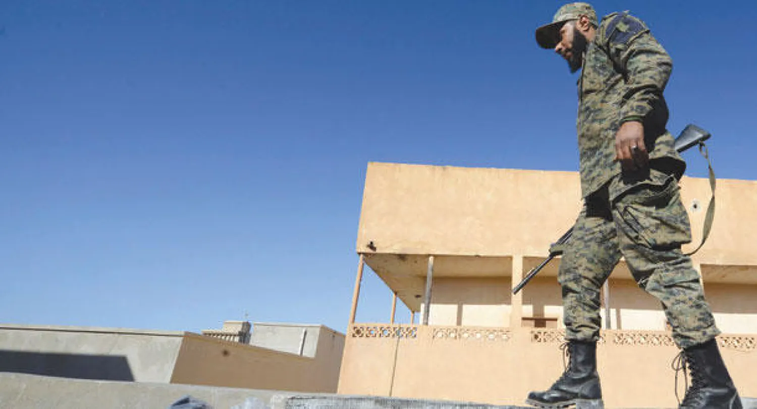 (جندي ليبي يقوم بدورية في أحد شوارع بنغازي أمس (رويترز