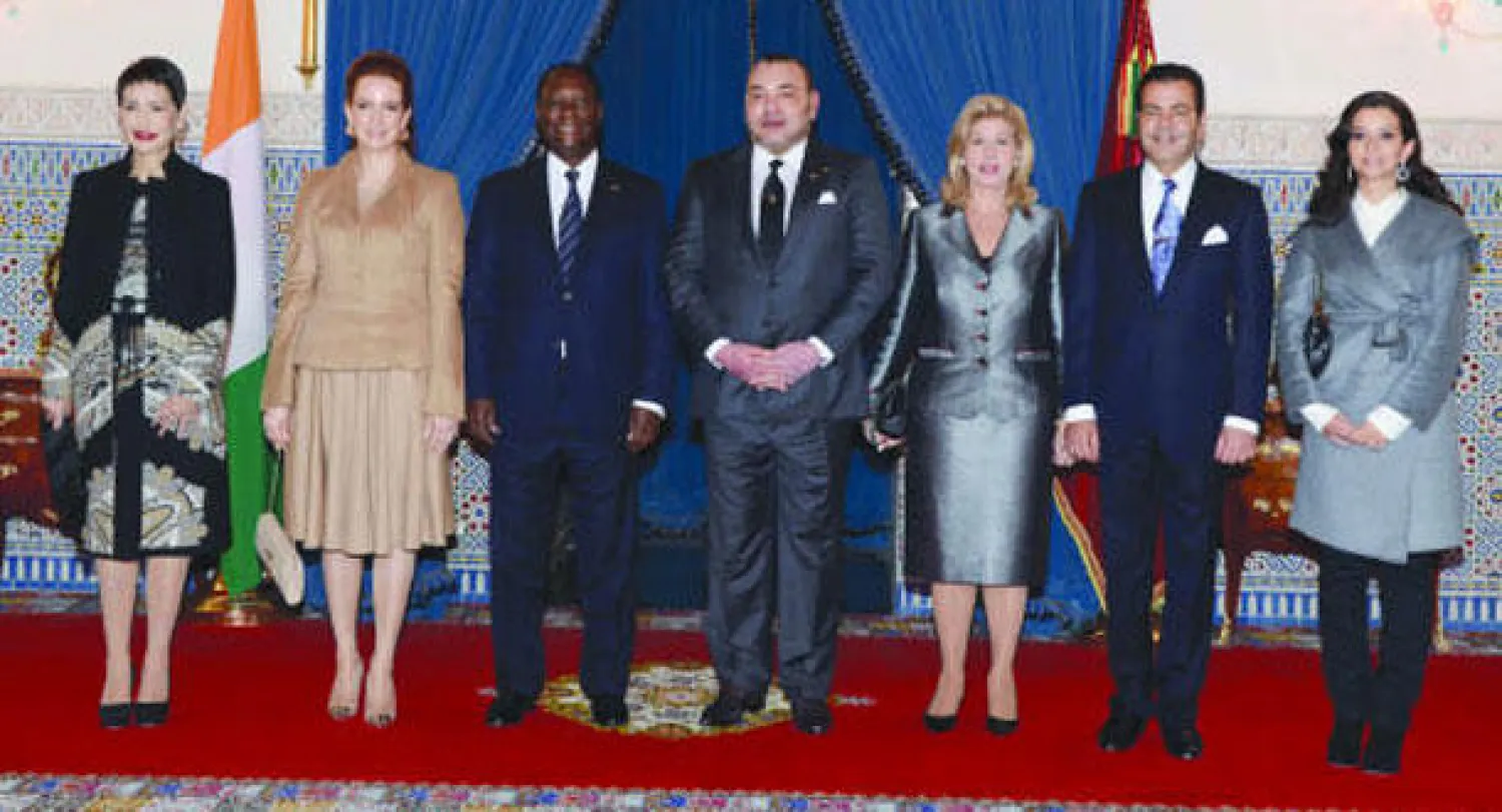 الملك محمد السادس وأفراد عائلته في صورة تذكارية مع الرئيس الإيفواري الحسن وتارا وحرمه في مراكش أمس (ماب)