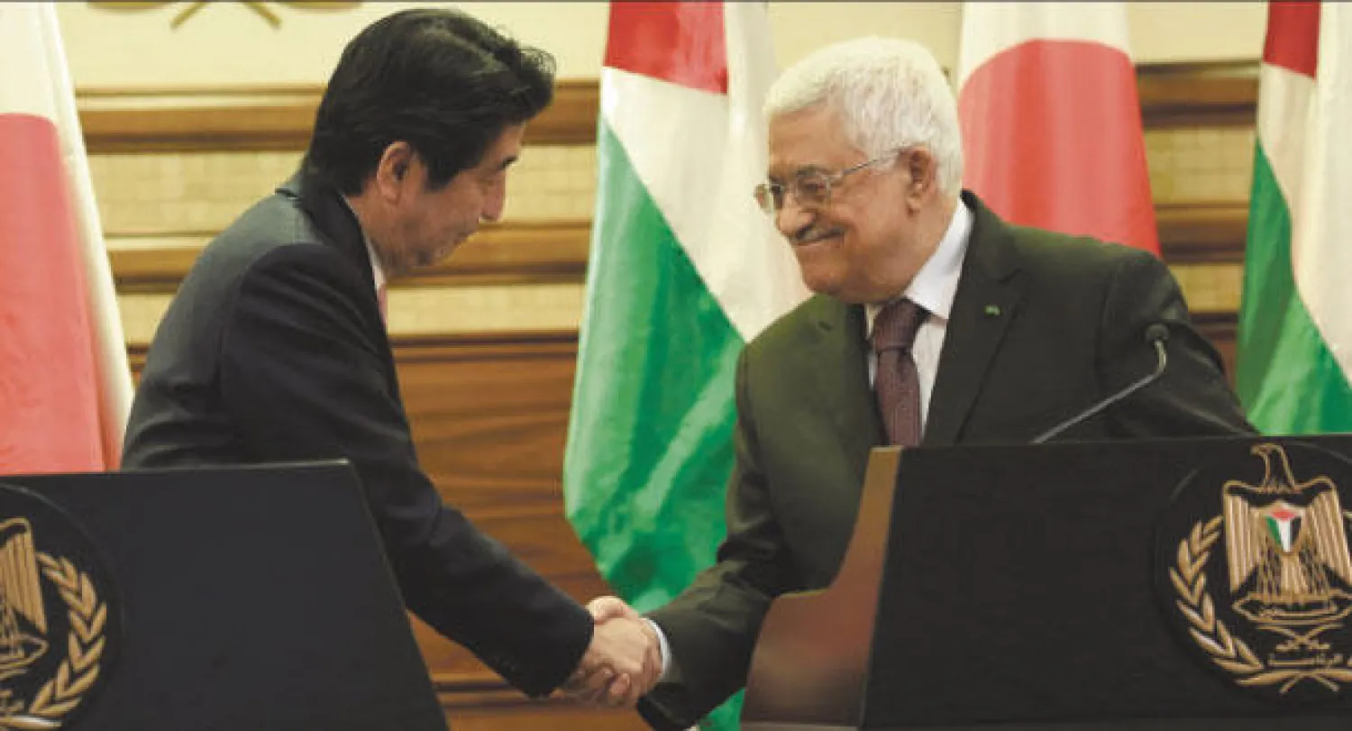 الرئيس عباس خلال استقباله رئيس الوزراء الياباني شينزو آبي في رام الله أمس (إ.ب.أ)