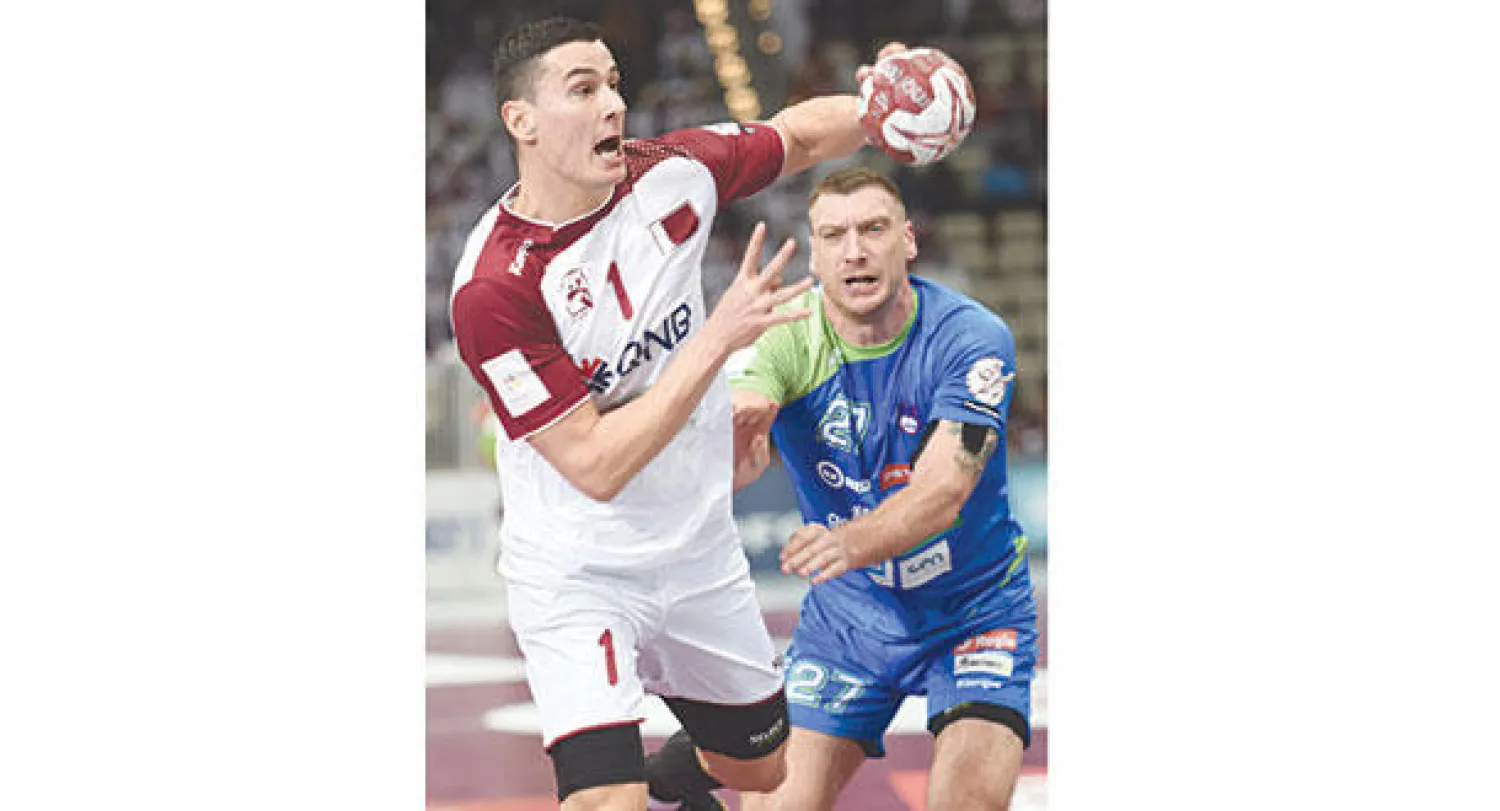 القطري ماركوفيتش (يسار) يصوب نحو مرمى سلوفينيا في لقاء الجولة لثالثة (أ.ف.ب)