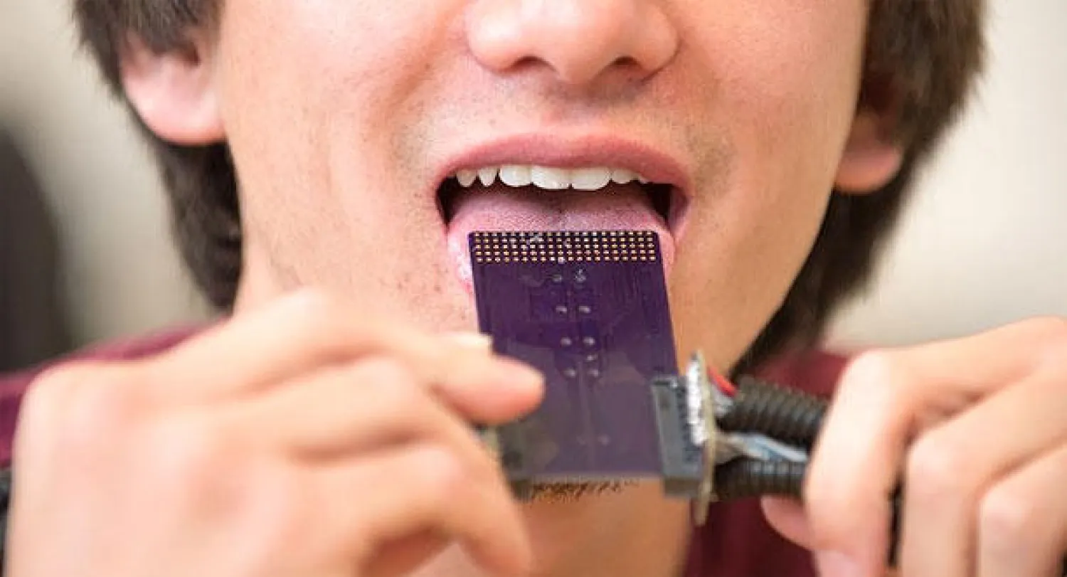 السمع عبر اللسان.. أمل جديد للصم