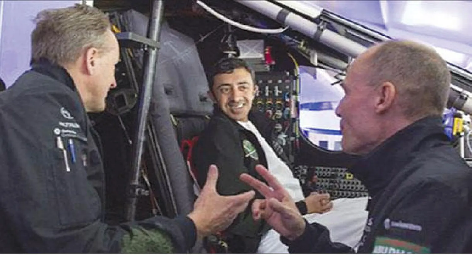 الشيخ عبد الله بن زايد يطلع على تجهيزات طائرة «سولار إمبلس 2» العاملة بالطاقة الشمسية يوم أمس على هامش فعاليات أسبوع أبوظبي للاستدامة (وام)