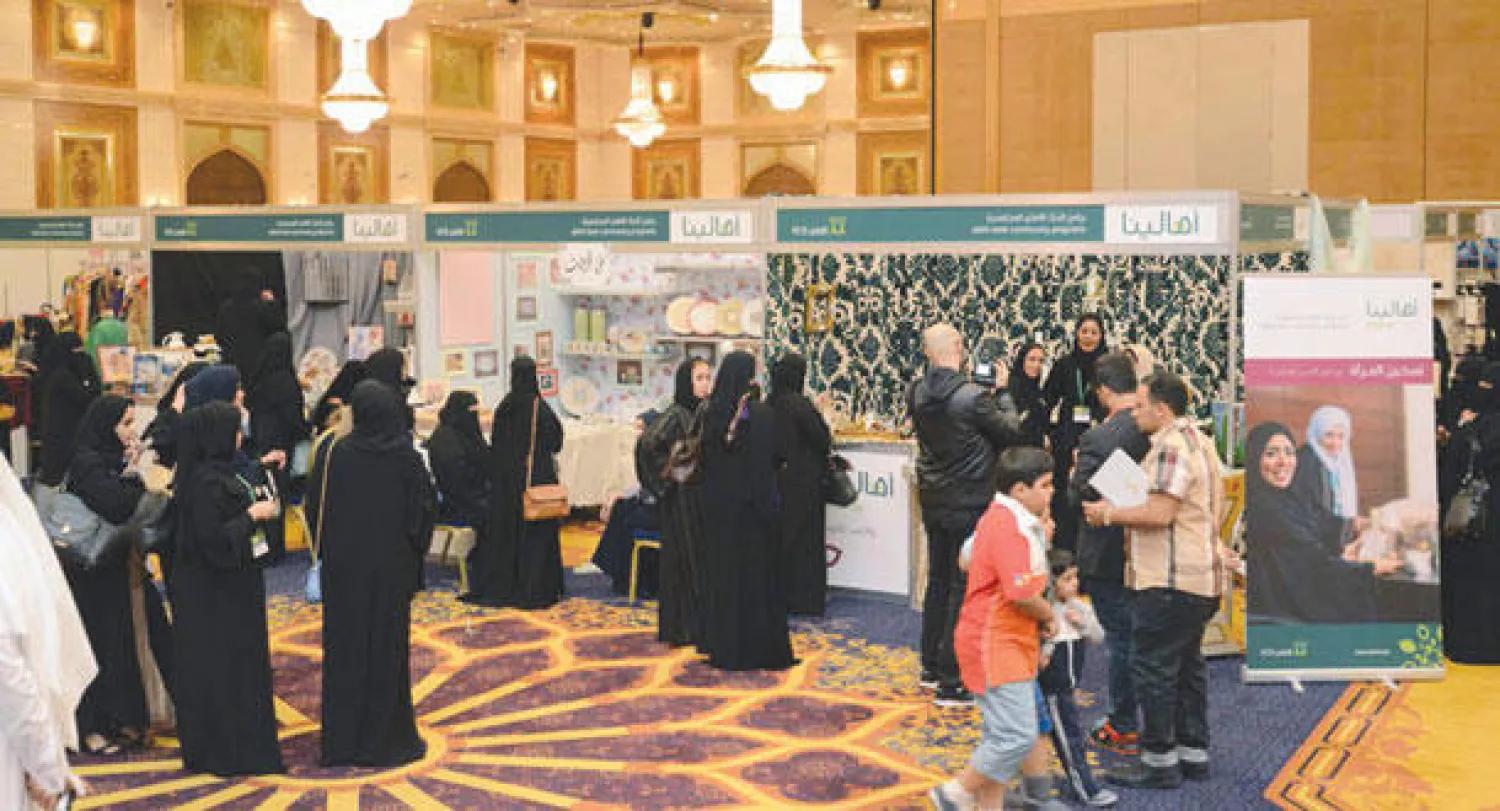 البنك الأهلي يؤهل 400 فتاة للحرف اليدوية عام 2104