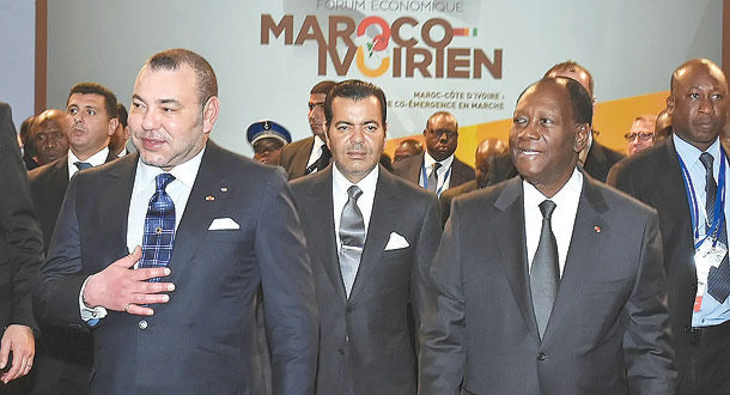 الملك محمد السادس والرئيس الحسن وتارا لدى ترؤسهما حفل اختتام المنتدى الاقتصادي المغربي - الإيفواري  برفقة الأمير مولاي رشيد في مراكش أمس (ماب)