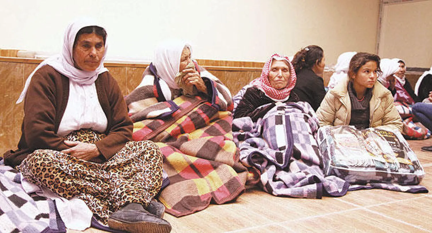 مجموعة من الإيزيديات اللاتي أطلقهن «داعش» من الأسر يسترحن بقاعة في لالش قرب نينوى (رويترز)