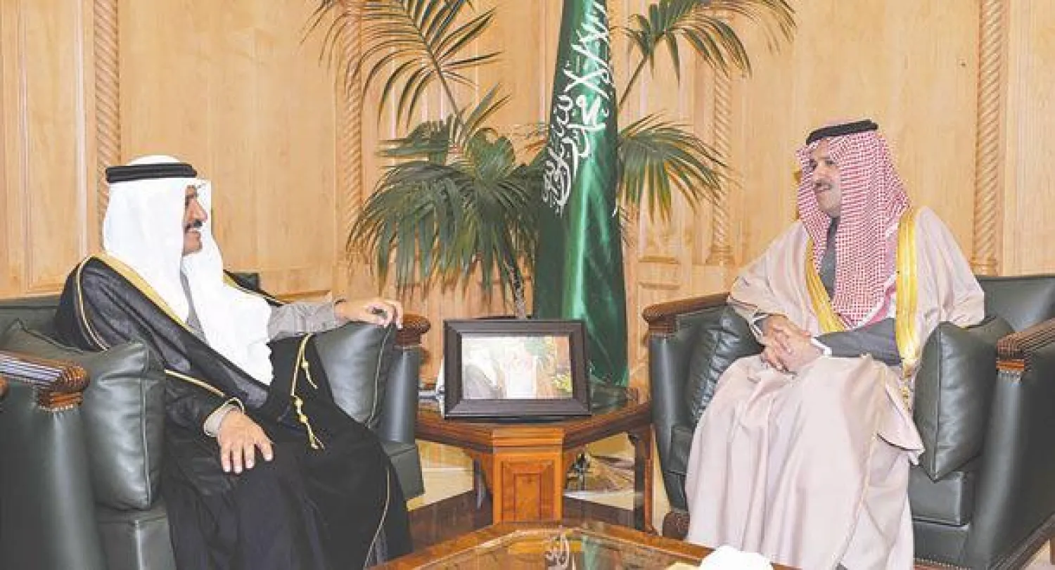 الأمير فيصل بن سلمان لدى لقاءه مع الدكتور محمد بن علي آل هيازع وزير الصحة السعودي، أمس