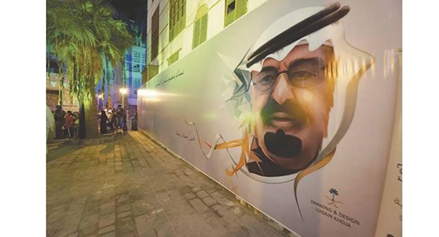 اللوحة التي شارك الآلاف في كتابة الدعوات عليها بشفاء خادم الحرمين الشريفين الملك عبد الله بن عبد العزيز (تصوير: فهد الأحمدي وعدنان المهدلي)