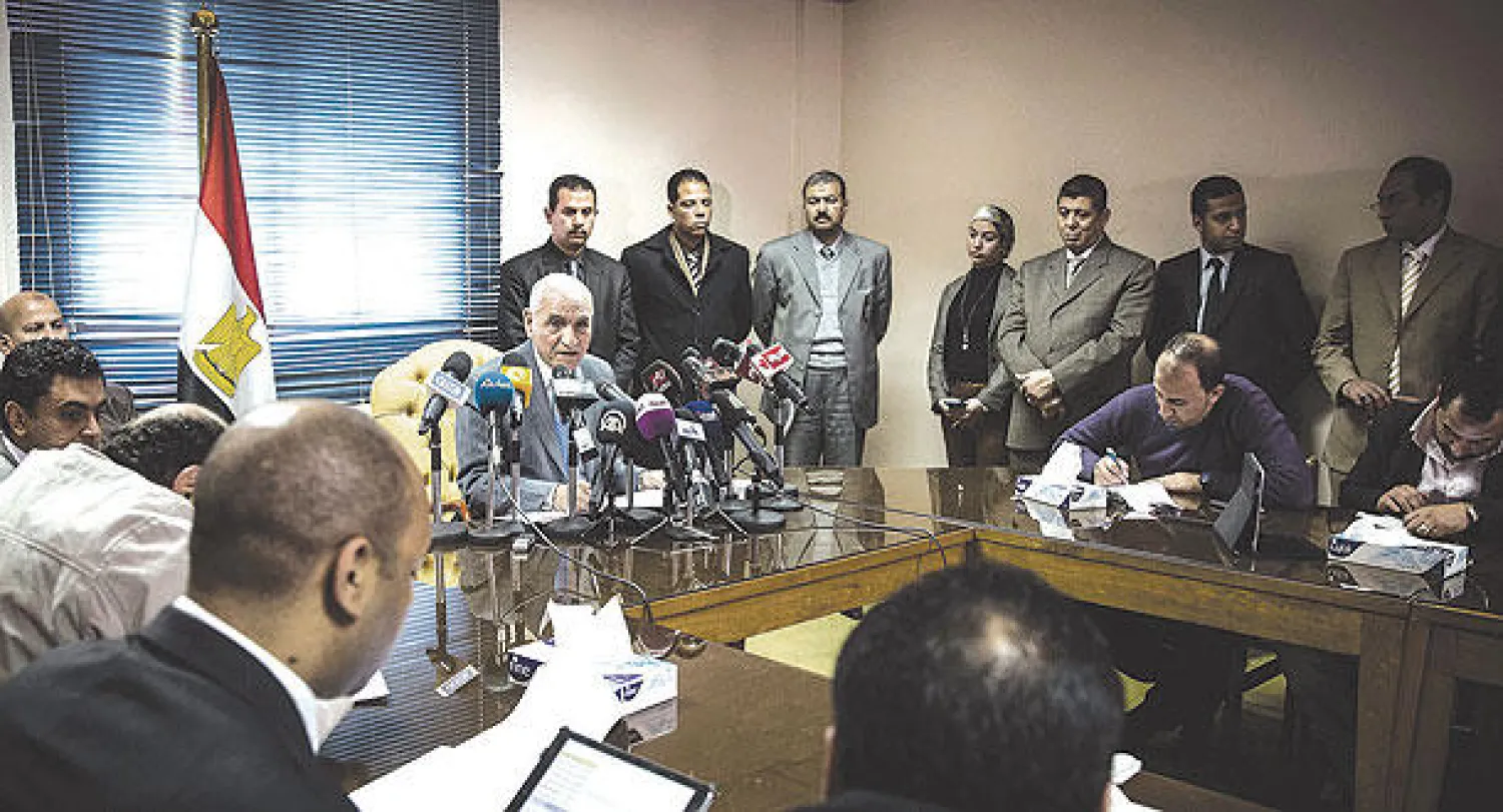 رئيس لجنة التحفظ وإدارة أموال جماعة الإخوان المسلمين المستشار عزت خميس يتحدث في المؤتمر الصحافي عن عمل اللجنة في القاهرة أمس (غيتي)