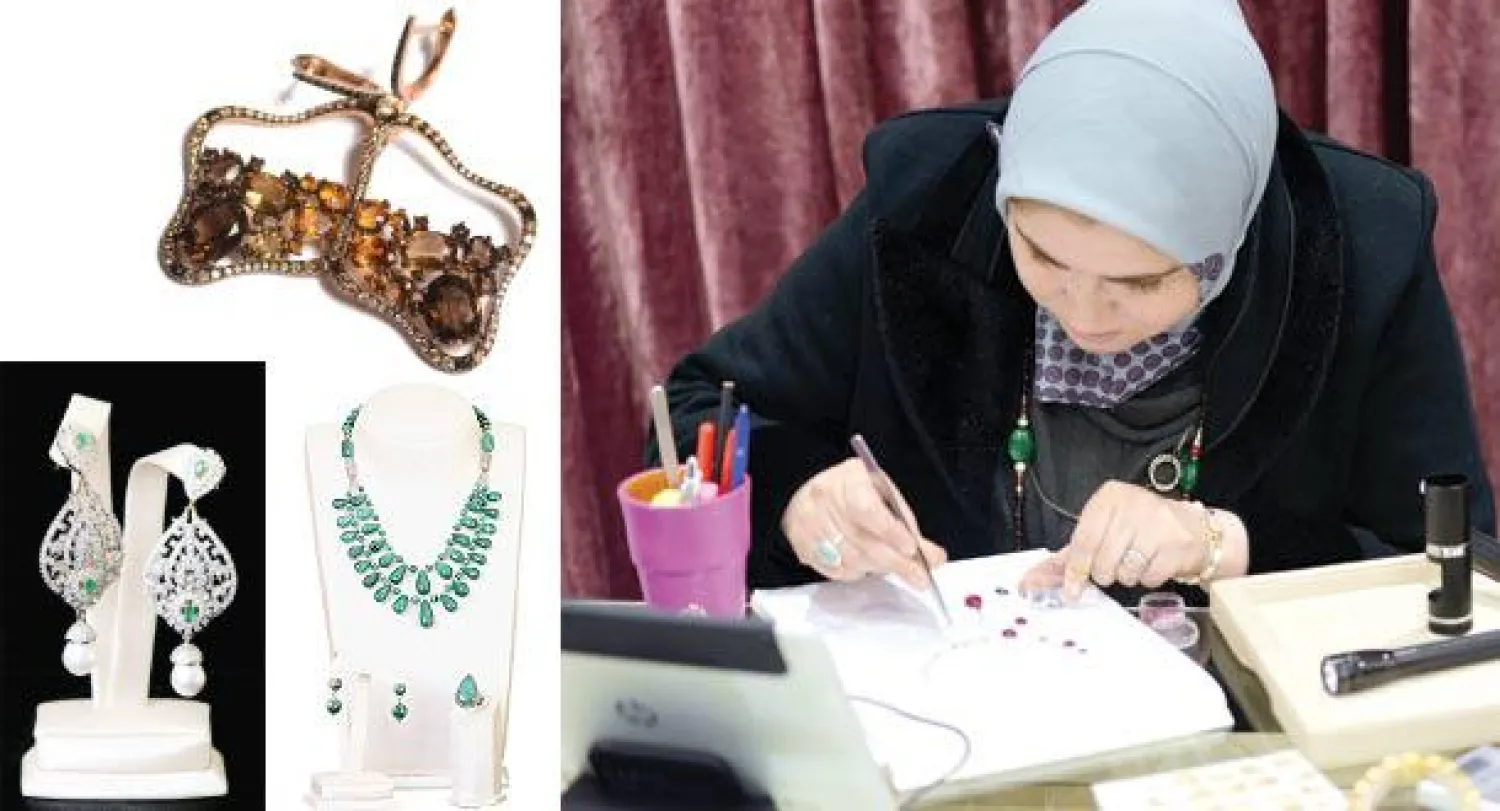 المصممة صوفانا ترسم في ورشتها الخاصة