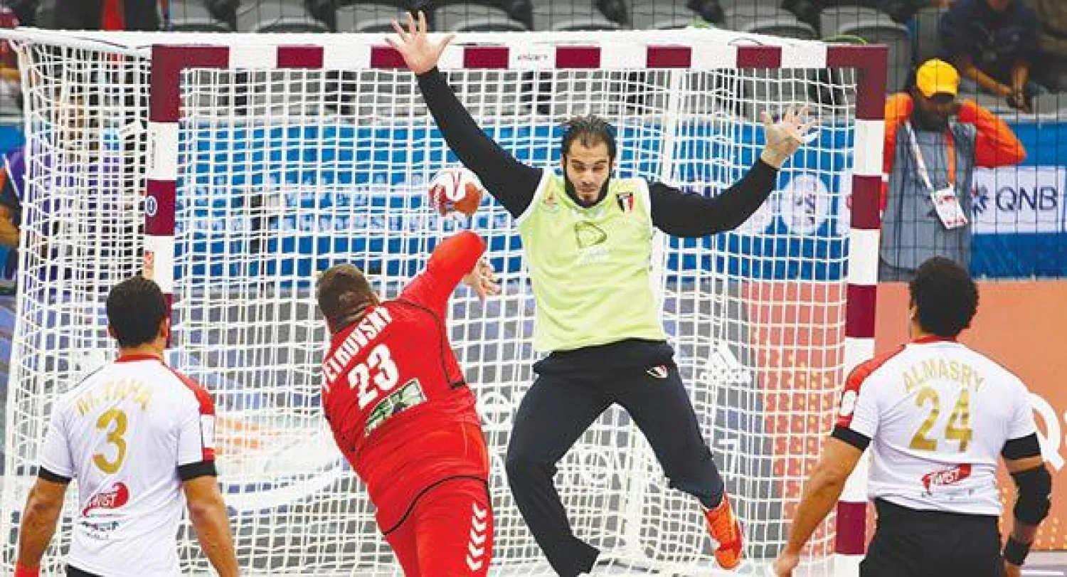 هنداوي حارس مصر يقفز للتصدي لتسديدة التشيكي بترفيسكي لينال جائزة أفضل لاعب باللقاء (إ.ب.أ)