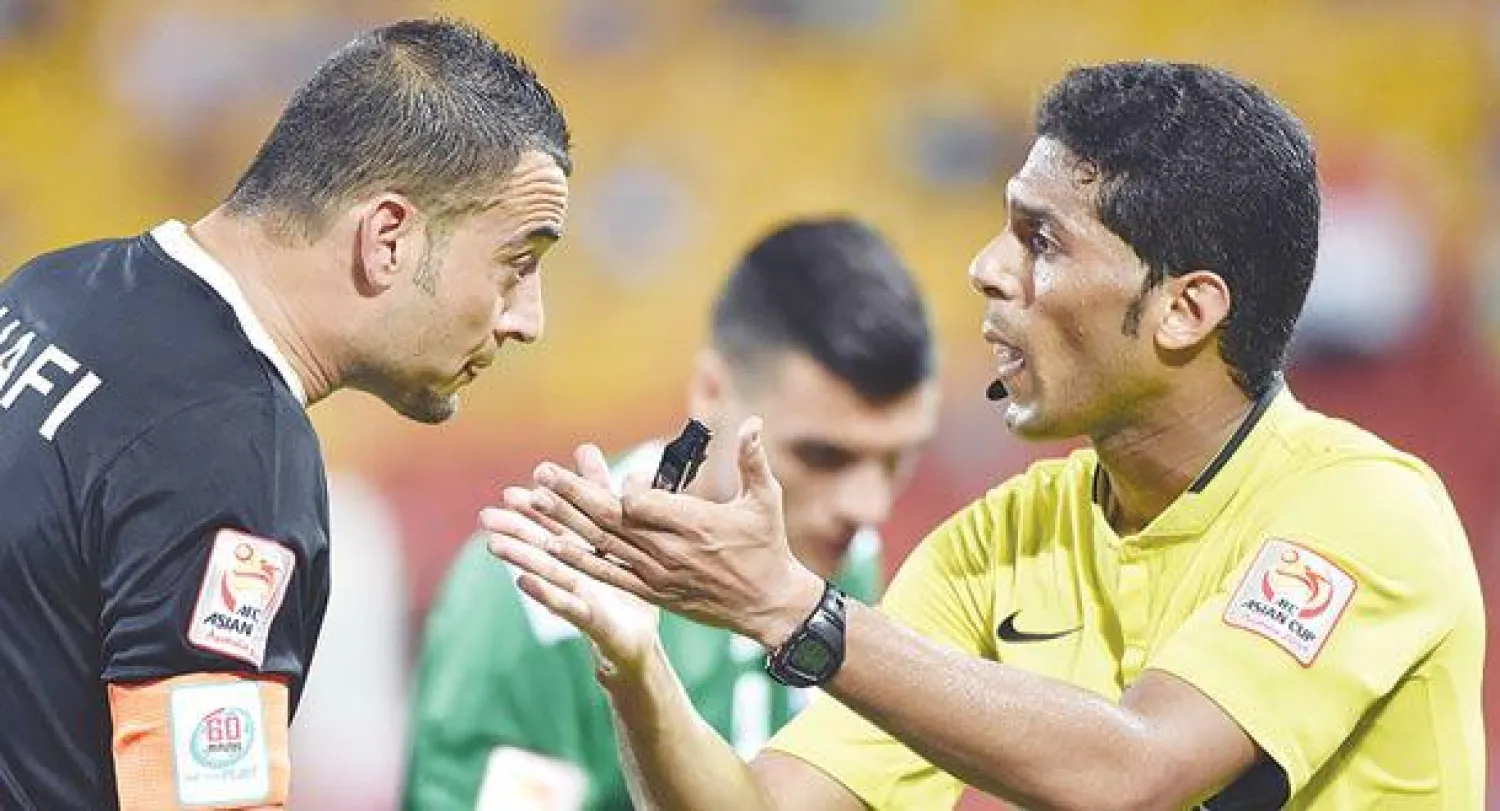 المرداسي خلال إدارته مباراة العراق والأردن في آسيا 2015 (أ.ف.ب)