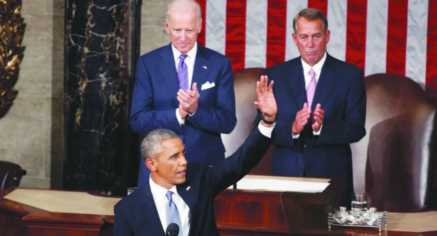 أوباما يوجه تحية بيده.. يقف خلفه نائب الرئيس جو بايدن ورئيس مجلس النواب جون بوينر قبل إلقاء خطاب حالة الاتحاد في الكونغرس الليلة قبل الماضية (رويترز)
