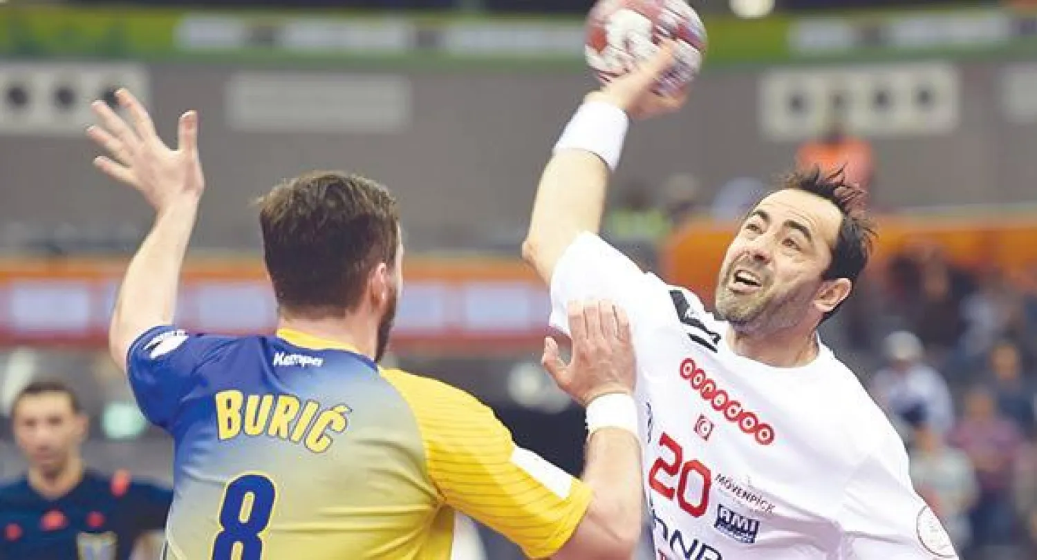 التونسي هيكل يصوب نحو مرمى حارس البوسنة في الجولة الرابعة (أ.ف.ب)