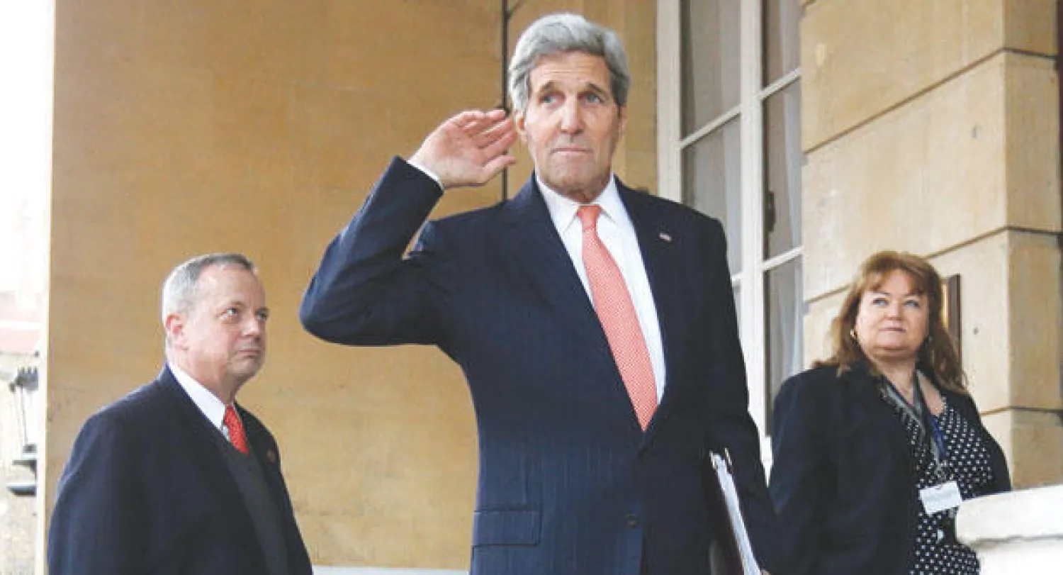 وزير الخارجية الأميركي جون كيري لدى وصوله إلى لانكستر هاوس في العاصمة لندن لحضور اجتماع للتحالف الدولي الذي تقوده الولايات المتحدة لقتال «داعش» أمس (أ.ب)