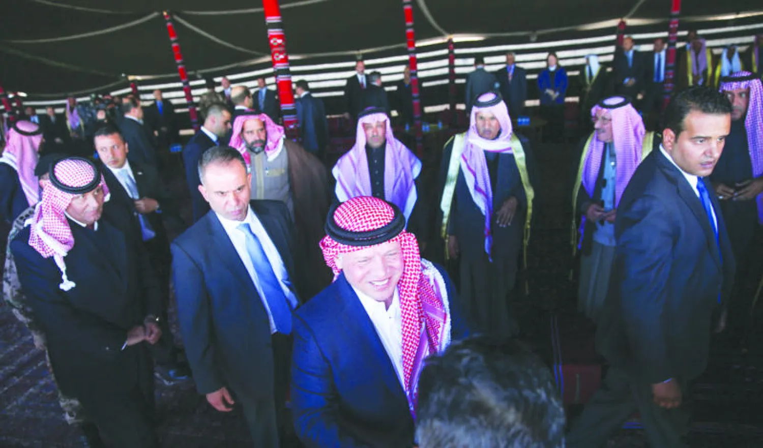 الملك عبد الله الثاني لدى لقائه شيوخ ووجهاء قبيلة بني صخر في البادية الوسطى أول من أمس (بترا)