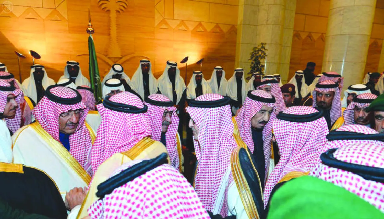 خادم الحرمين الشريفين وولي العهد وولي ولي العهد يتلقون البيعة من الأمراء ومفتي عام السعودية والعلماء والوزراء وكبار المسؤولين والمواطنين على كتاب الله وسنة رسوله صلى الله عليه وسلم (واس)