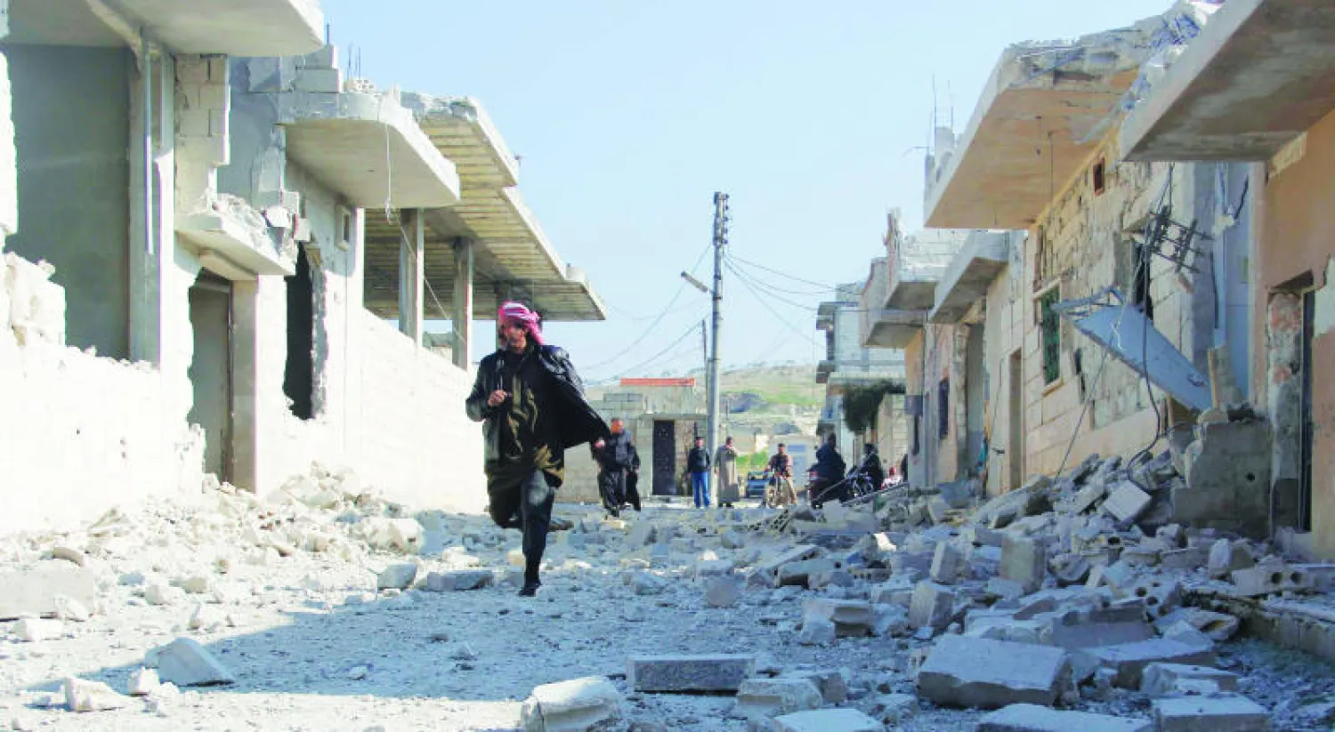 آثار الدمار التي نجمت كما يقول نشطاء بفعل قصف القوات الموالية لنظام الأسد لقرية البيرة في إدلب أمس (رويترز)