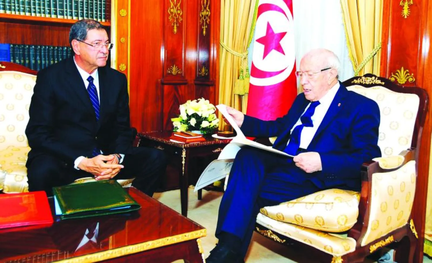 الرئيس التونسي الباجي قائد السبسي يتسلم من رئيس وزرائه المكلف حبيب الصيد لائحة تشكيل الحكومة الجديدة (إ.ب.أ)