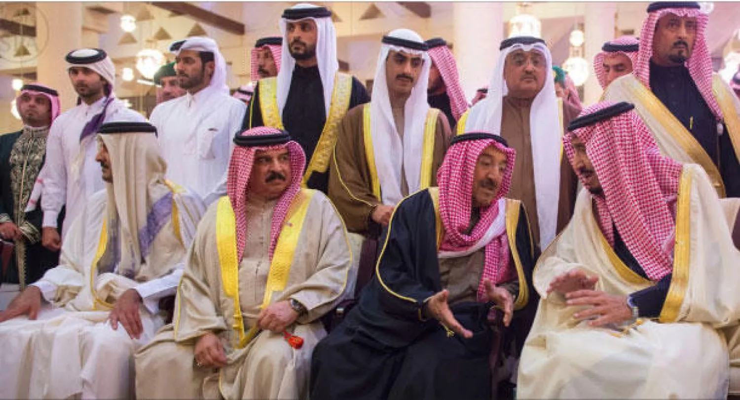العاهل البحريني الملك حمد وامير الكويت الشيخ صباح خلال مراسم تشييع الملك الراحل عبد الله (واس)