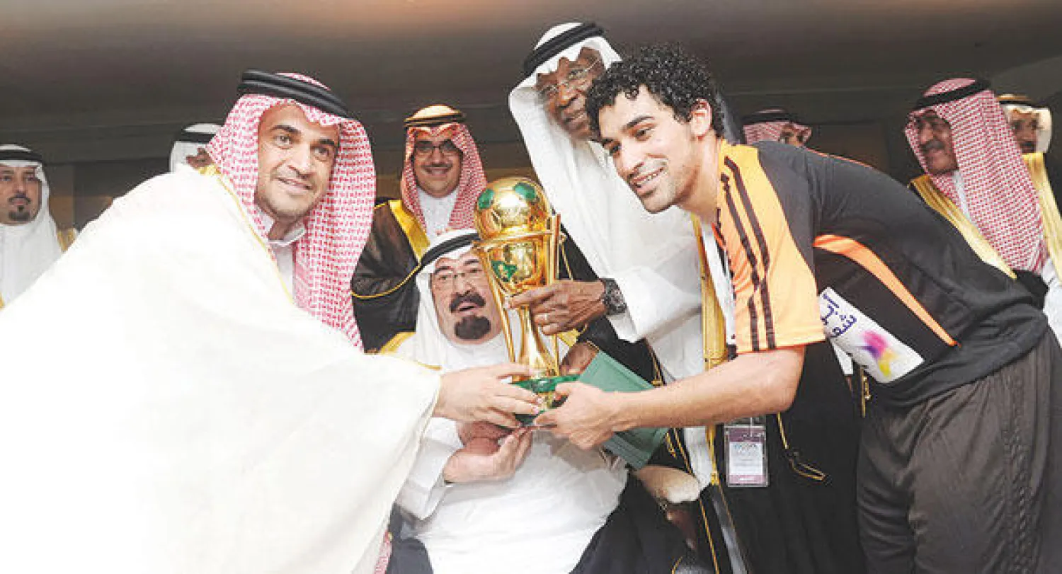 الملك الراحل في آخر مناسبة جمعته بالرياضيين وتمثلت في افتتاح ملعب جدة الجديد ورعاية نهائي كأس الملك بين الشباب والأهلي الموسم الماضي