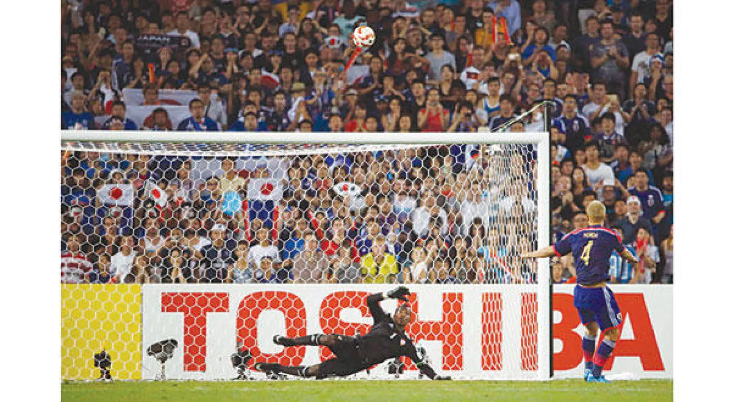 الياباني هوندا خلال إضاعته للجزائية أمام الإمارات (رويترز)