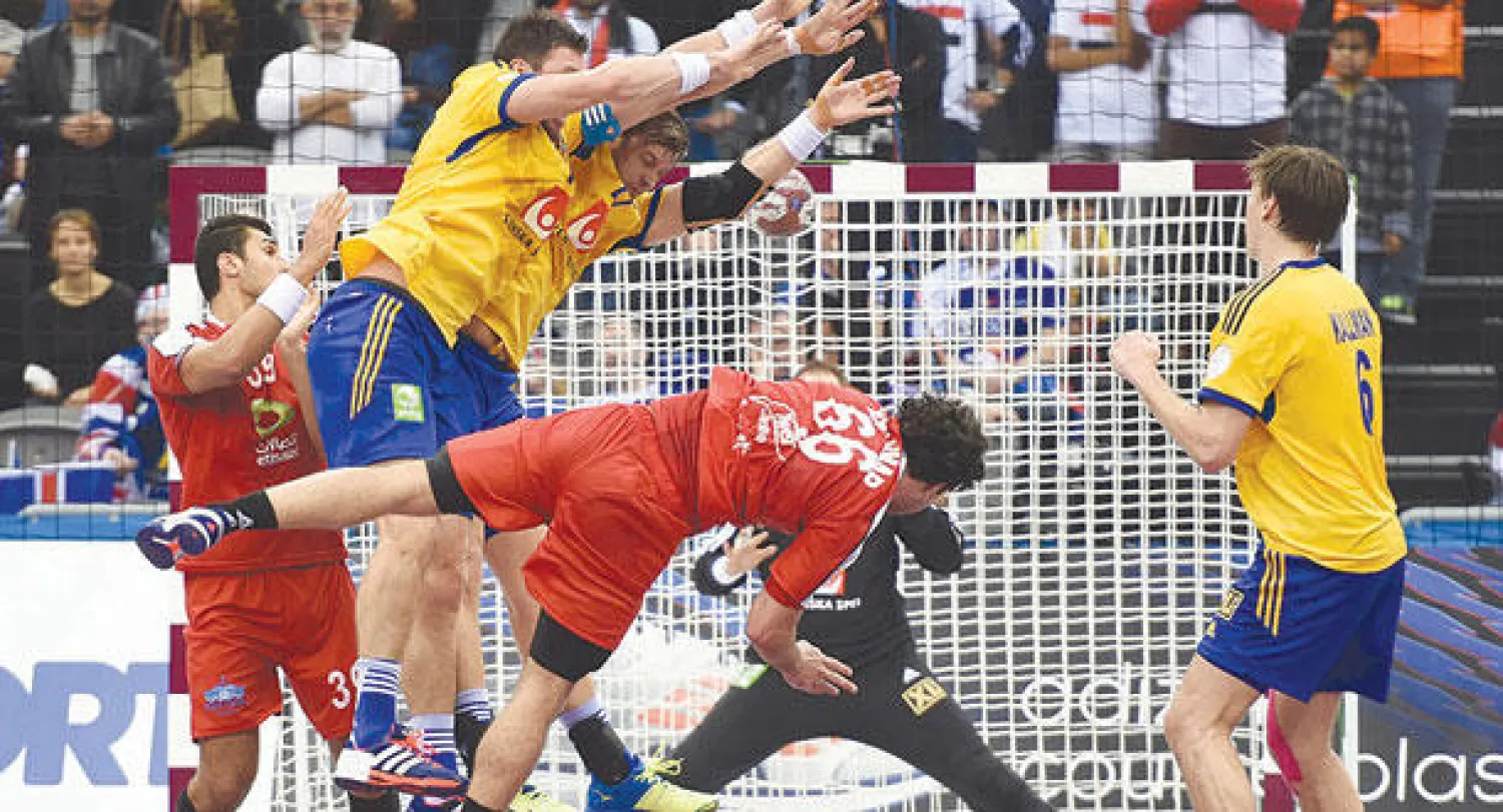 المصري أحمد الأحمر يصوب على مرمى السويد في المباراة التي انتهت بتعادل الفريقين (أ.ف.ب)