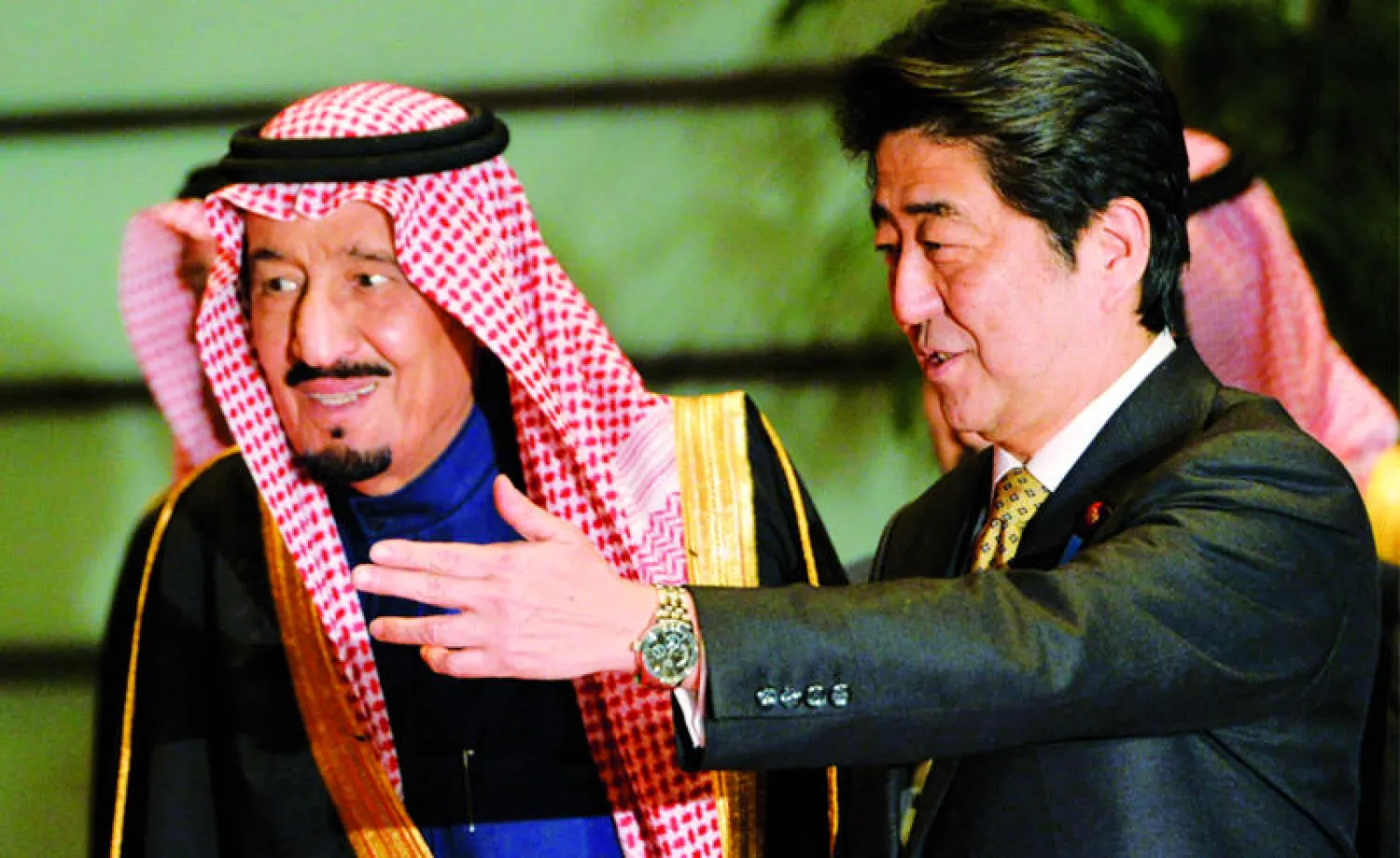 رئيس الوزراء الياباني يرحب بالأمير سلمان لدى زيارته الأخيرة لليابان