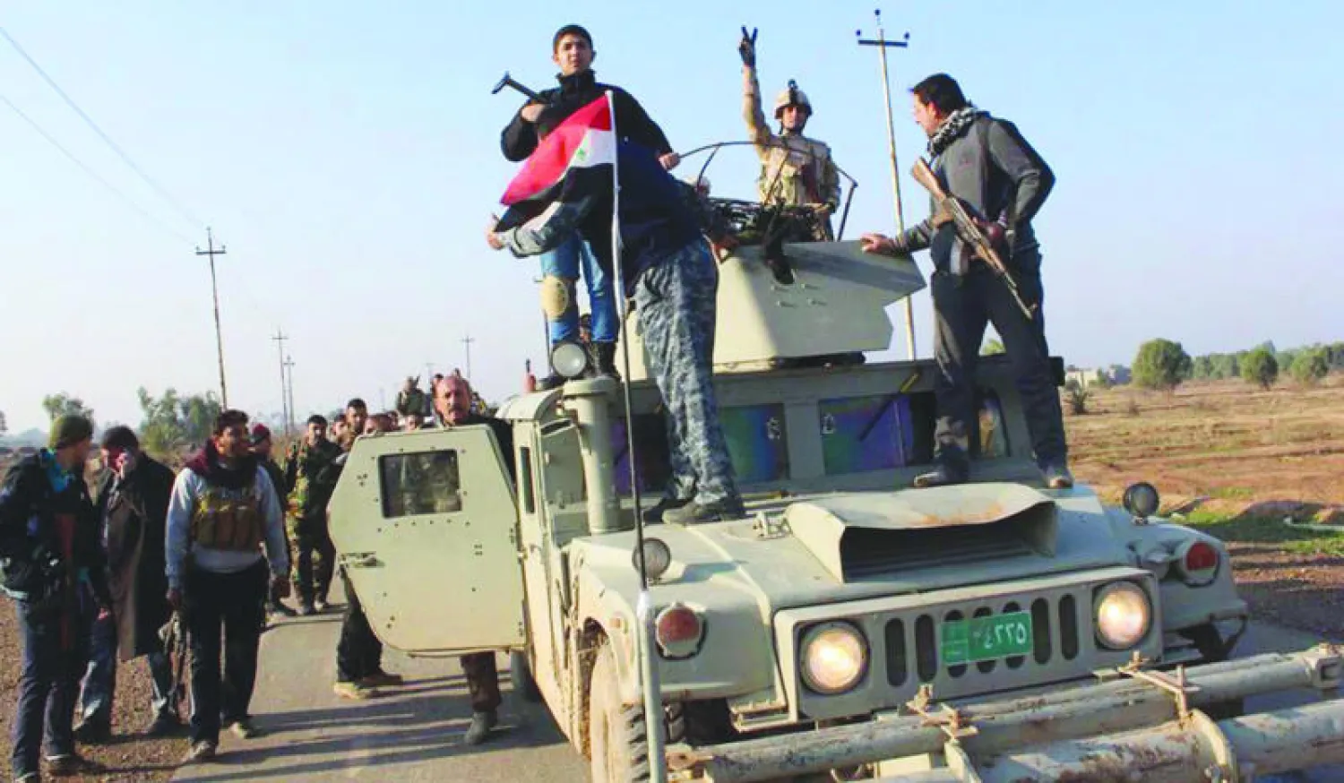 جنود ومقاتلون من أبناء العشائر العراقية مبتهجون بعد تحرير مناطق في الرمادي («الشرق الأوسط»)