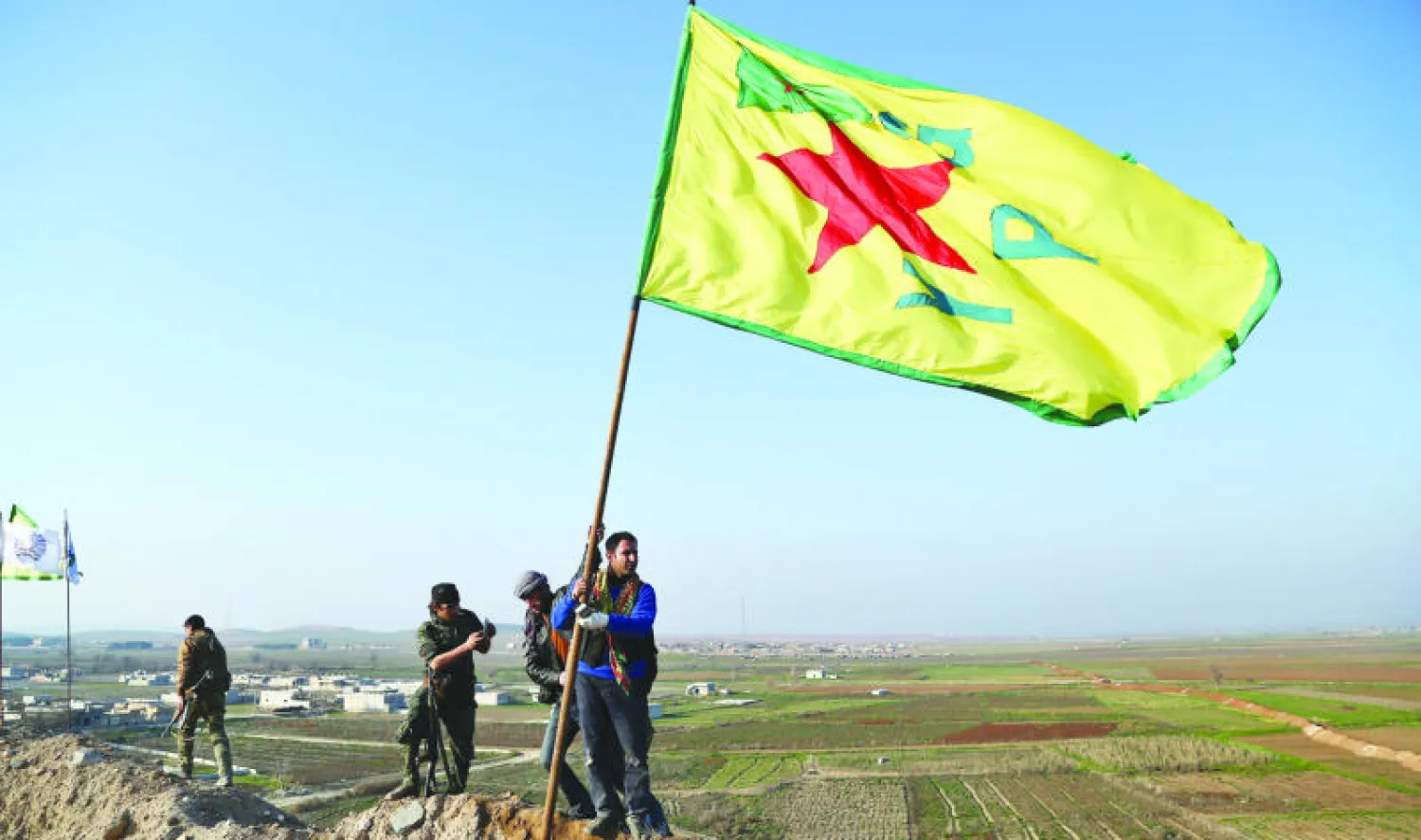 قوات حماية الشعب الكردية، تحتفل باستعادة مدينة كوباني (عين العرب) أمس (إ.ب.أ)