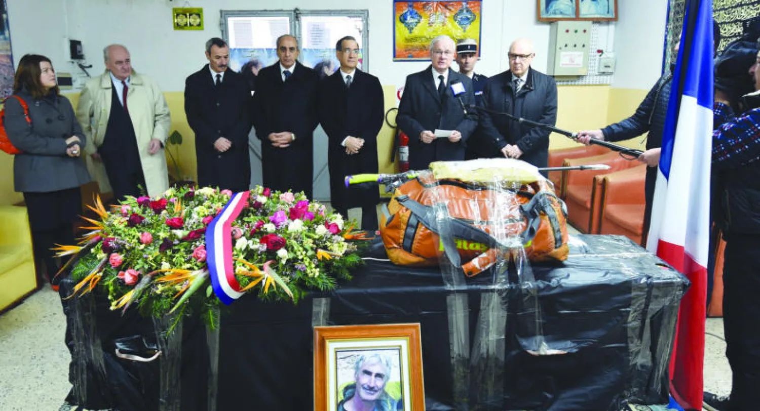 السفير الفرنسي لدى الجزائر بيرنار ايمي (الثاني من اليمين) في وزارة الخارجية الجزائرية قبل اعادة جثمان كوردال الى باريس أمس (أ.ف.ب)