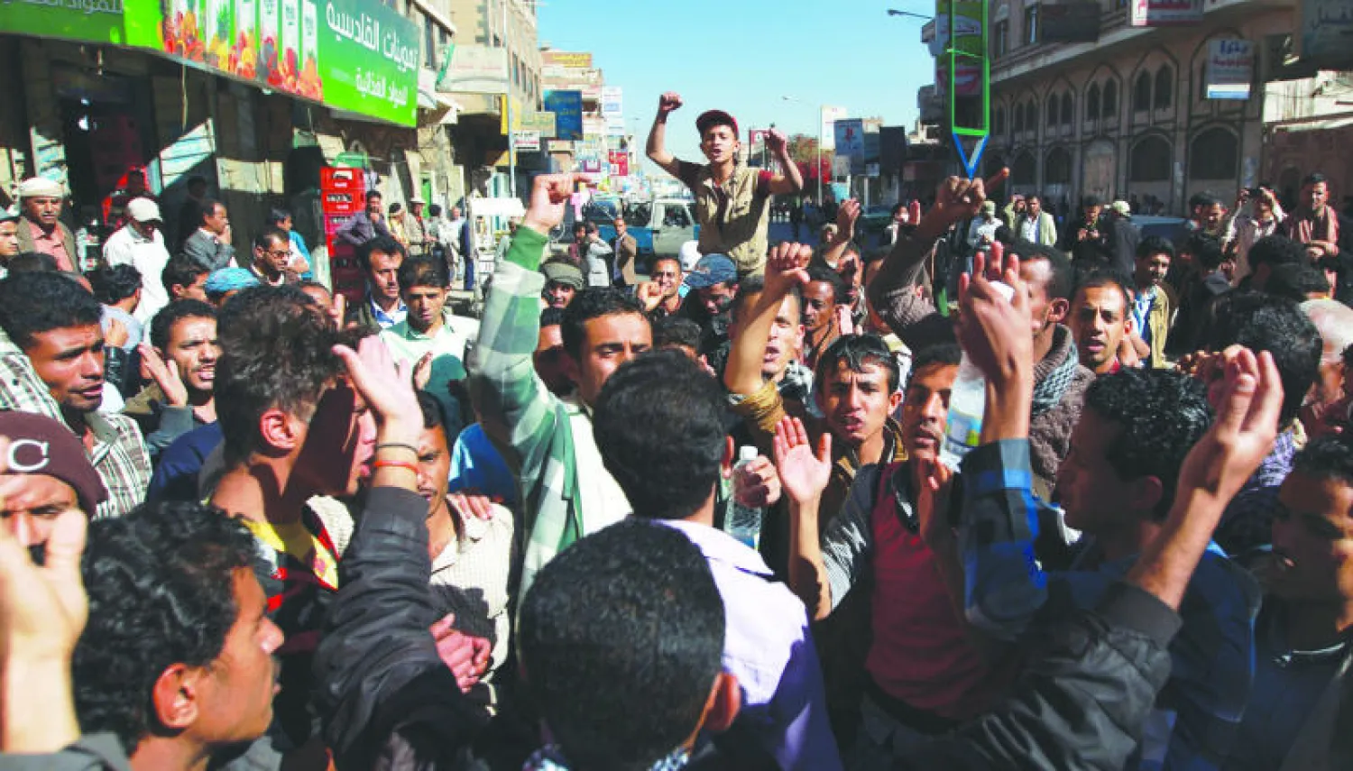 مظاهرات غاضبة تطوف شوارع صنعاء احتجاجا على سيطرة الحوثيين على العاصمة اليمنية (أ.ف.ب)