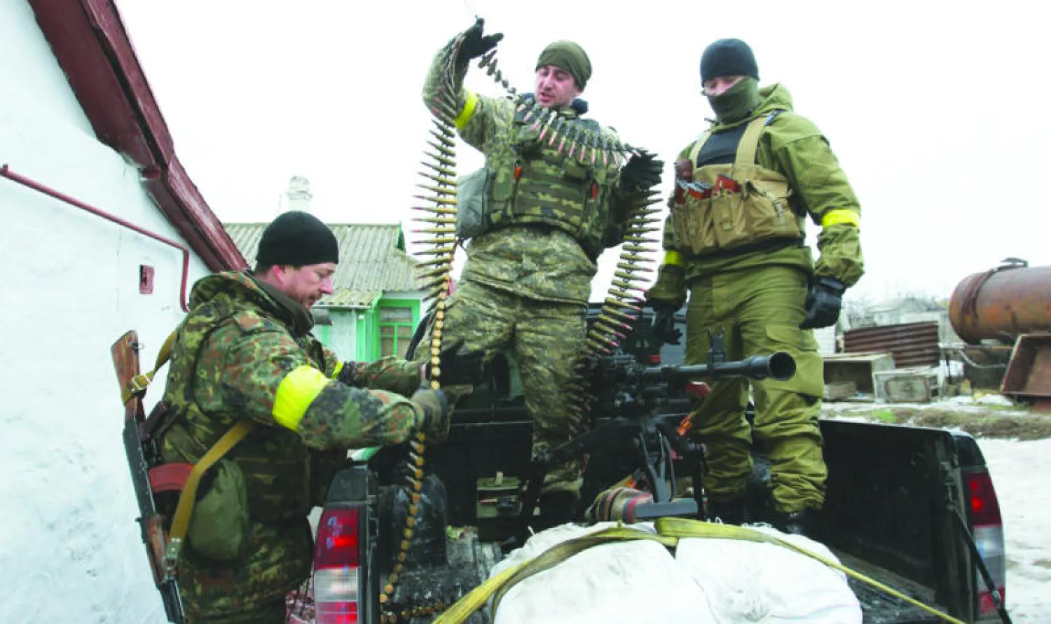 جنود أوكرانيون يعدون ذخيرتهم بالقرب من مدينة مارابول الجنوبية أمس (أ.ف.ب)