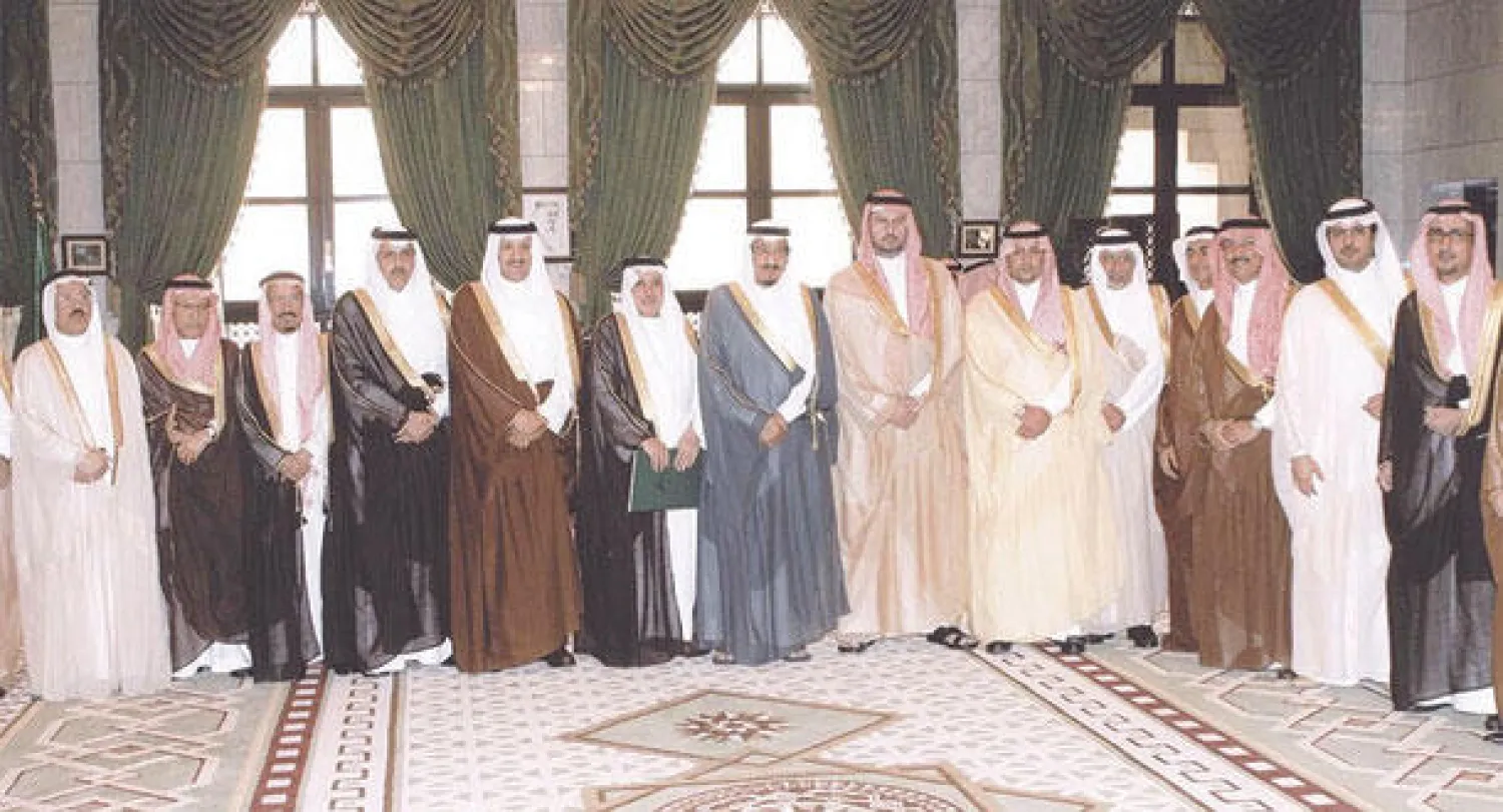 خادم الحرمين الشريفين الملك سلمان بن عبد العزيز في صورة جماعية مع الأمير سلطان بن سلمان و الأمير عبد الله بن مساعد { صورة خاصة من أرشيف الأمير عبدالله بن مساعد }