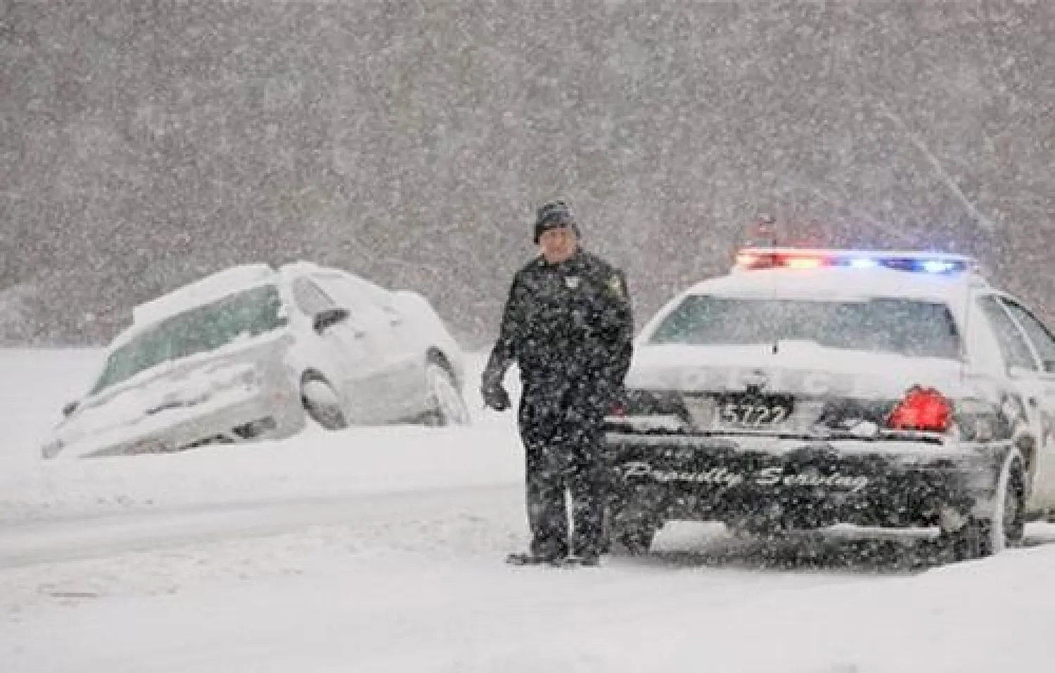 عاصفة ثلجية قوية تشل نيويورك ومدنا أخرى