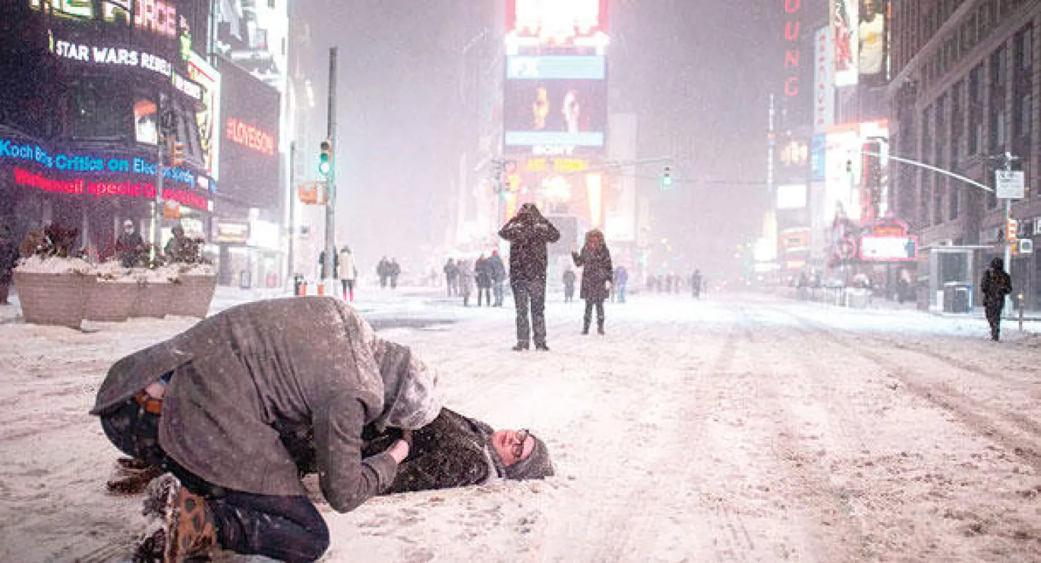 عاصفة ثلجية في ساحة تايمز سكوير في نيويورك (رويترز)